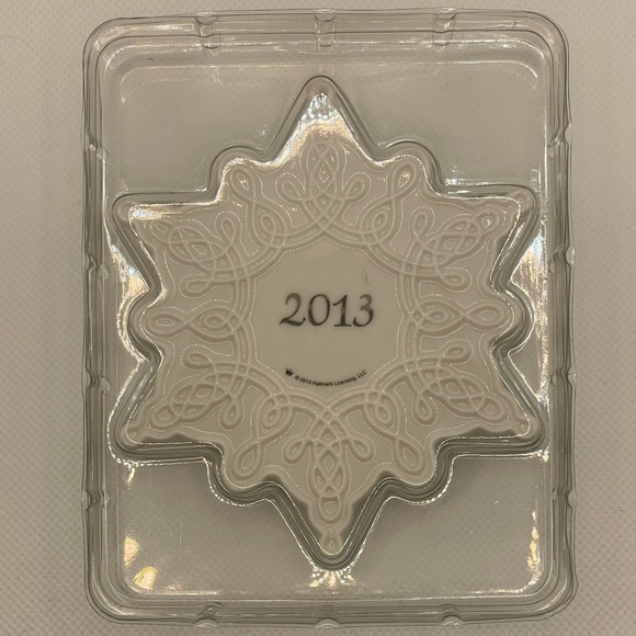 Hallmark 2013 - “Once In A Lifetime Friends” Ornament - Picture 4 of 4